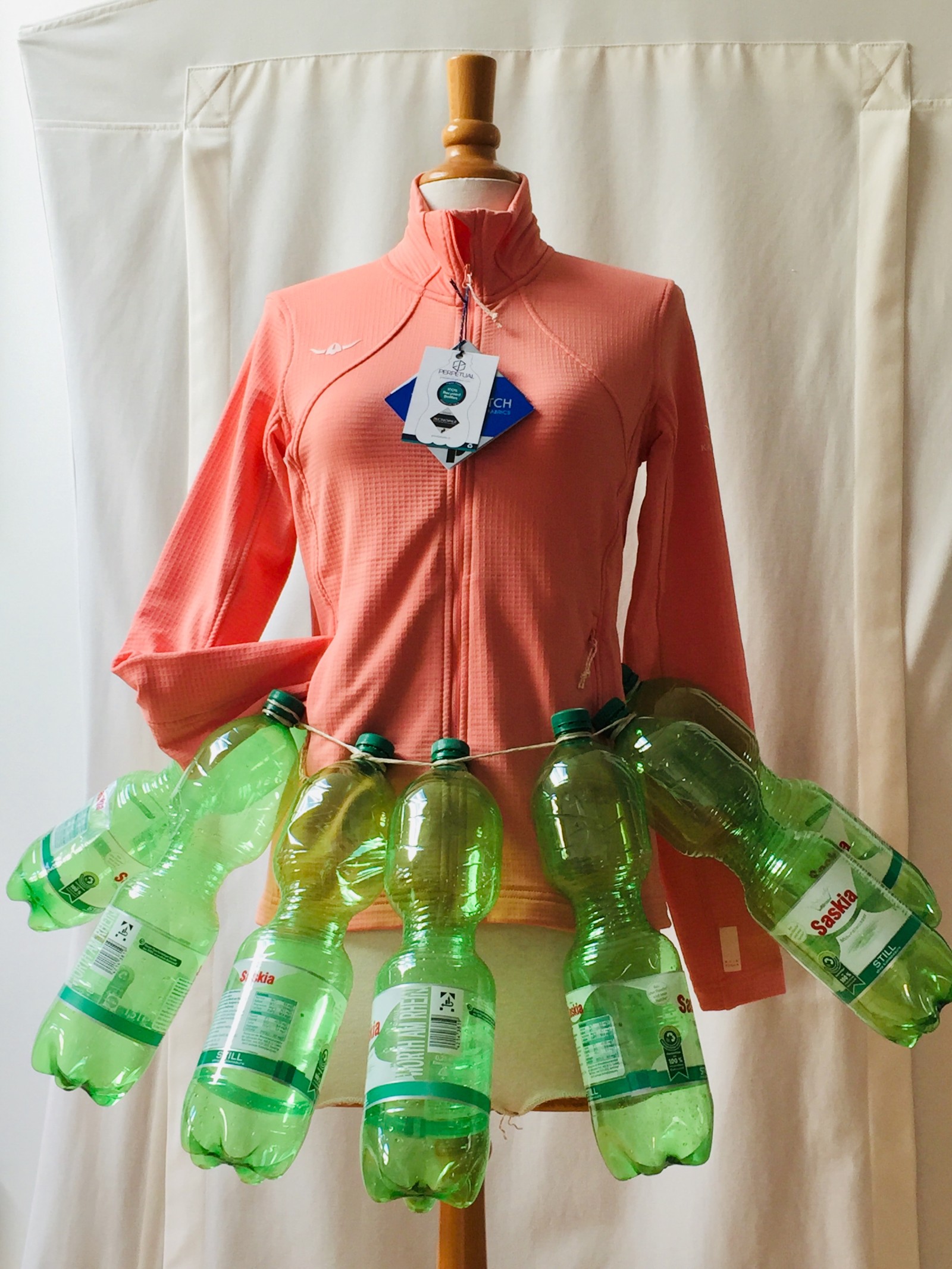 Jacke mit Rock aus PET-Flaschen