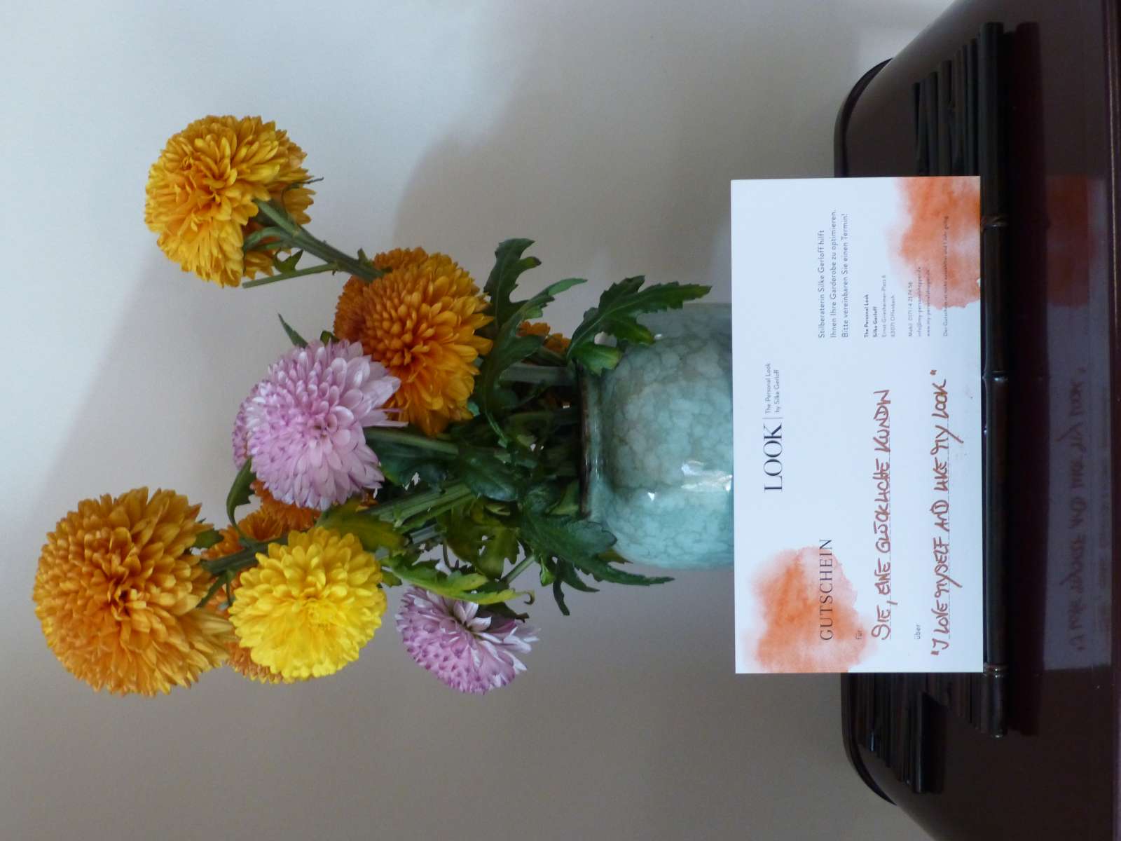 Geschenk-Gutschein The Personal Look vor Chrysanthemen