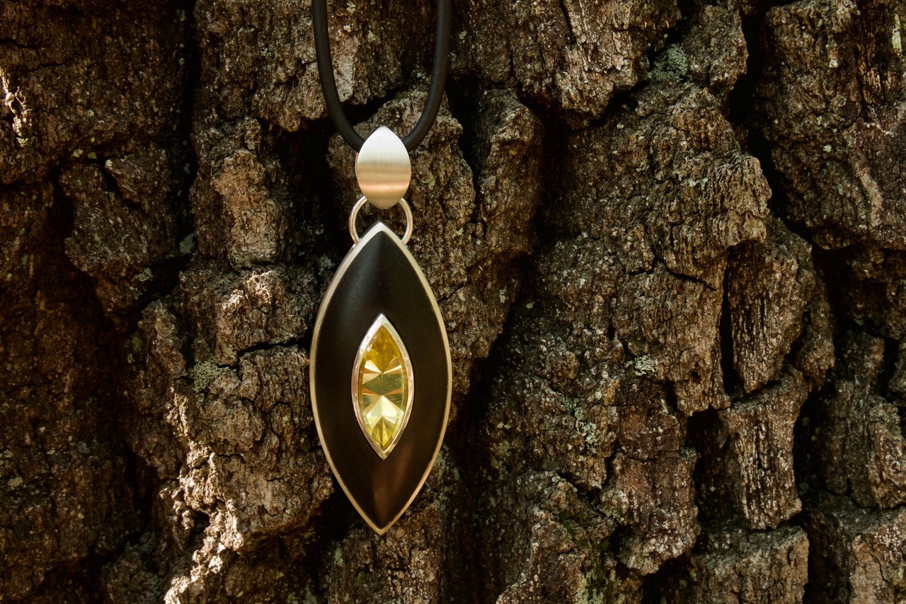 Kettenanhänger im Wald